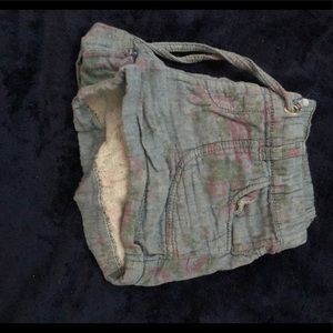 Women’s linen floral print shorts.